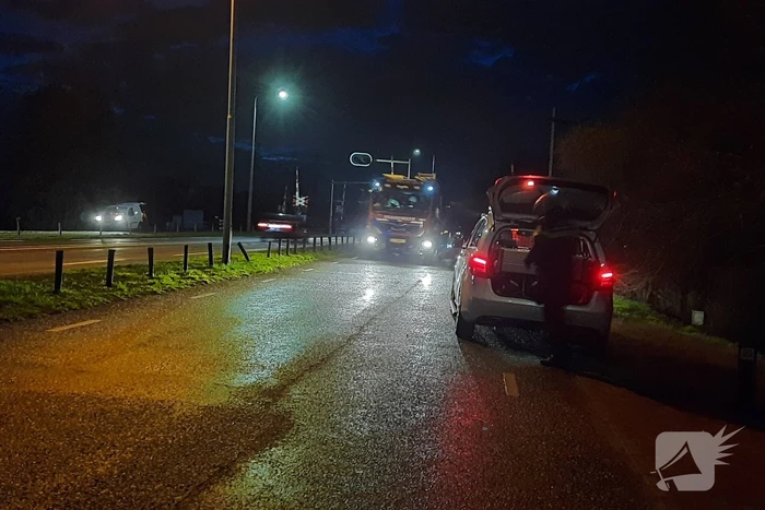Brandweer doet controle na pechgeval met rokende motor