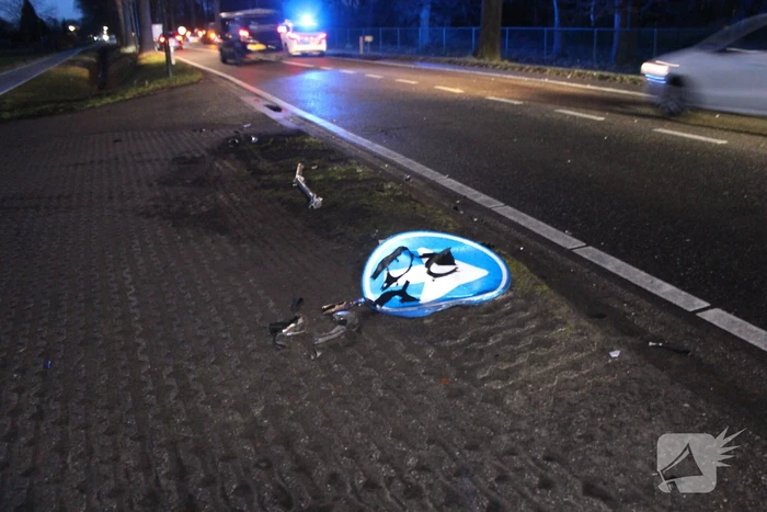Automobiliste verliest macht over het stuur en rijdt verkeersborden uit de grond