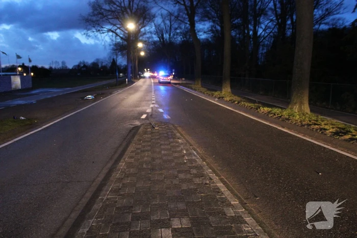 Automobiliste verliest macht over het stuur en rijdt verkeersborden uit de grond