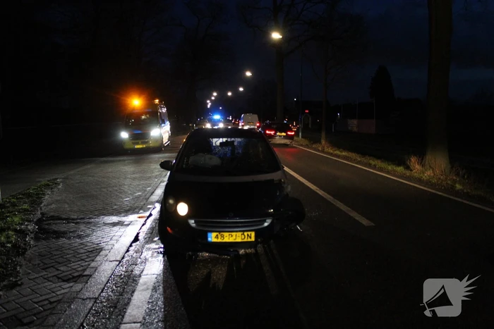 Automobiliste verliest macht over het stuur en rijdt verkeersborden uit de grond