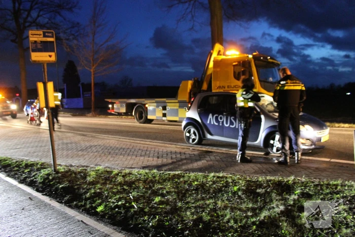 Automobiliste verliest macht over het stuur en rijdt verkeersborden uit de grond