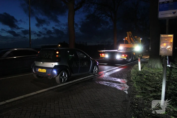 Automobiliste verliest macht over het stuur en rijdt verkeersborden uit de grond