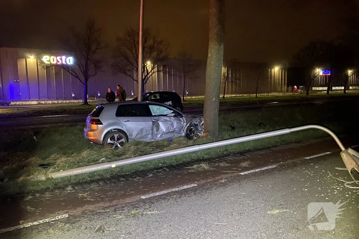 Bestuurder aangehouden na crash tegen boom