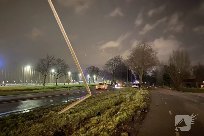 Bestuurder aangehouden na crash tegen boom