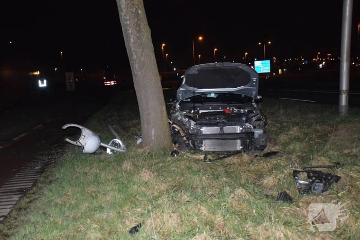 Bestuurder aangehouden na crash tegen boom