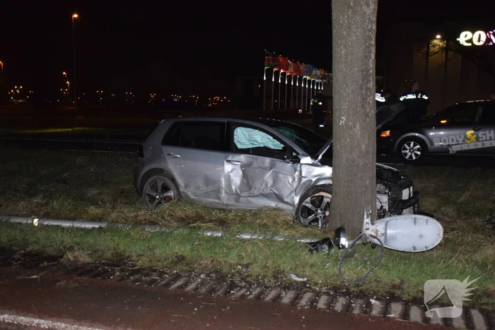 Bestuurder aangehouden na crash tegen boom