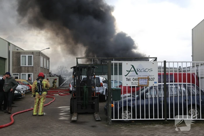 Grote brand bij autosloperij