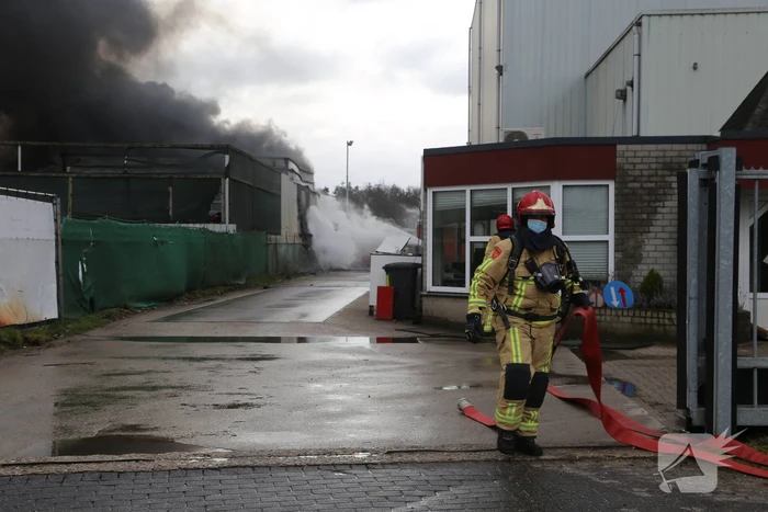 Grote brand bij autosloperij