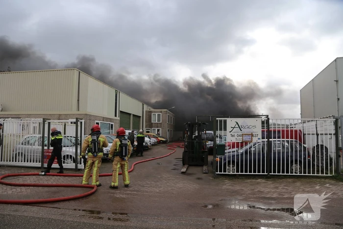 Grote brand bij autosloperij