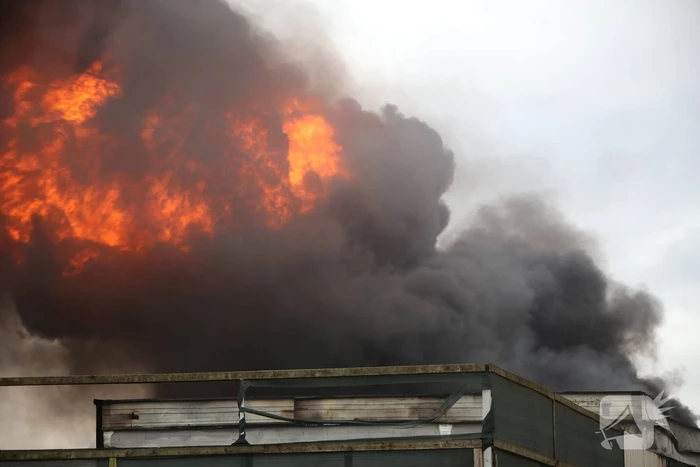Grote brand bij autosloperij