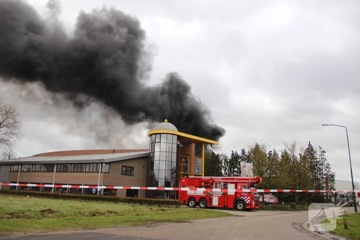 Grote brand bij autosloperij