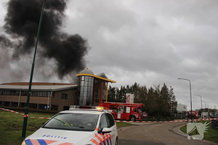 Grote brand bij autosloperij