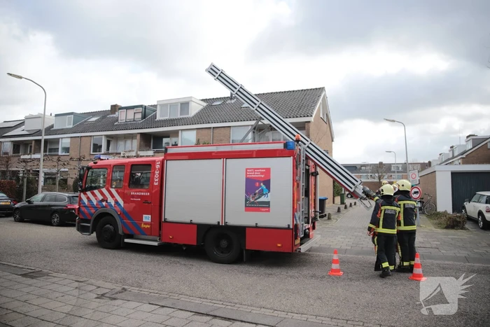 Brandweer zet losliggende dakpannen vast