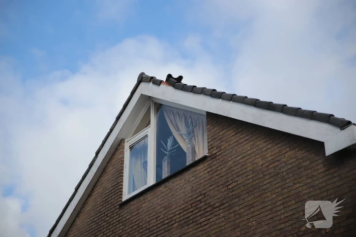 Brandweer zet losliggende dakpannen vast