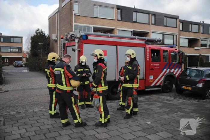 Brandweer zet losliggende dakpannen vast