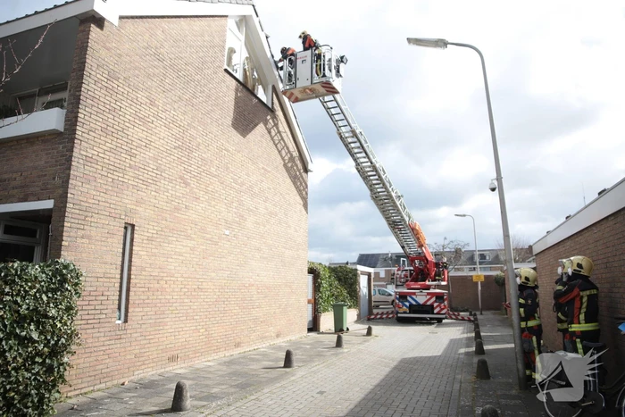Brandweer zet losliggende dakpannen vast