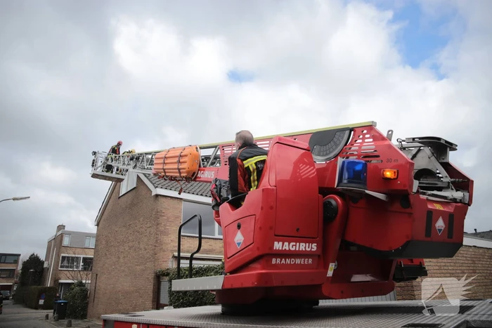 Brandweer zet losliggende dakpannen vast