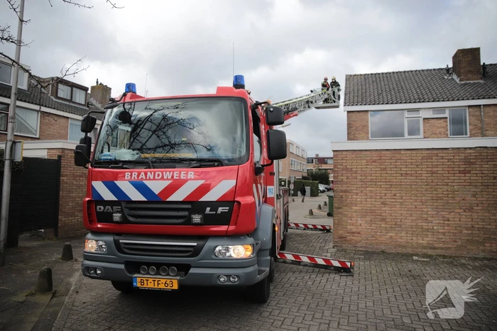 Brandweer zet losliggende dakpannen vast