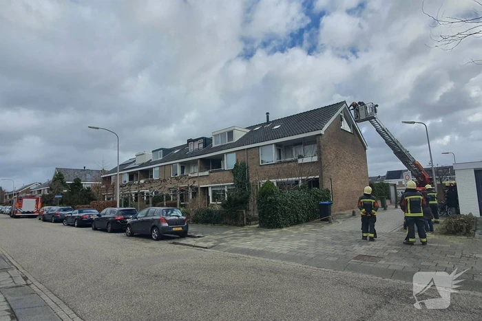 Brandweer zet losliggende dakpannen vast