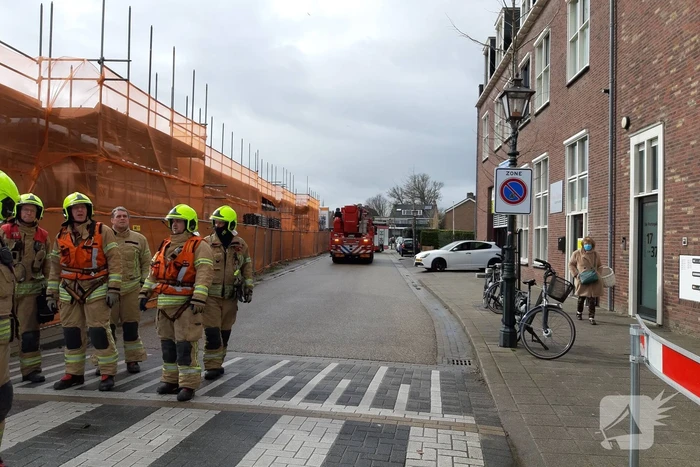 Brandweer legt losliggende dakpannen terug