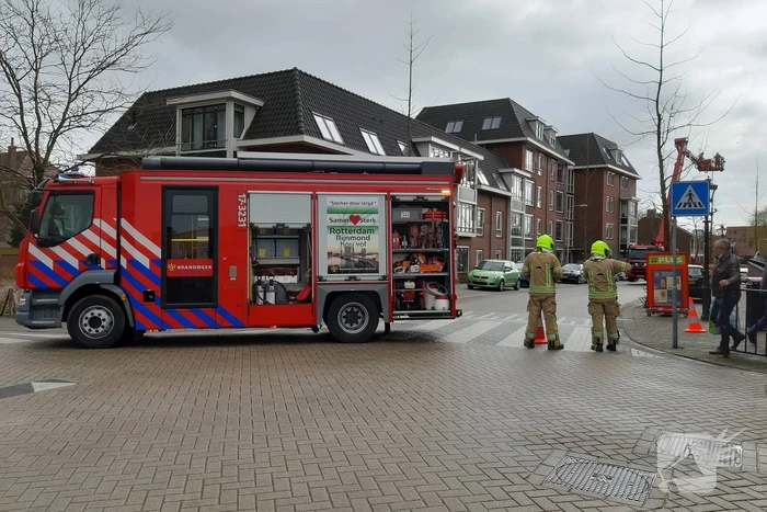 Brandweer legt losliggende dakpannen terug