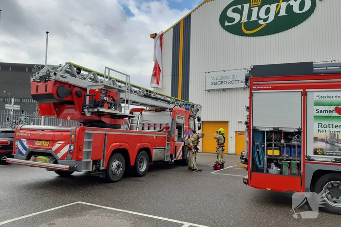 Brandweer verwijdert loshangend doek