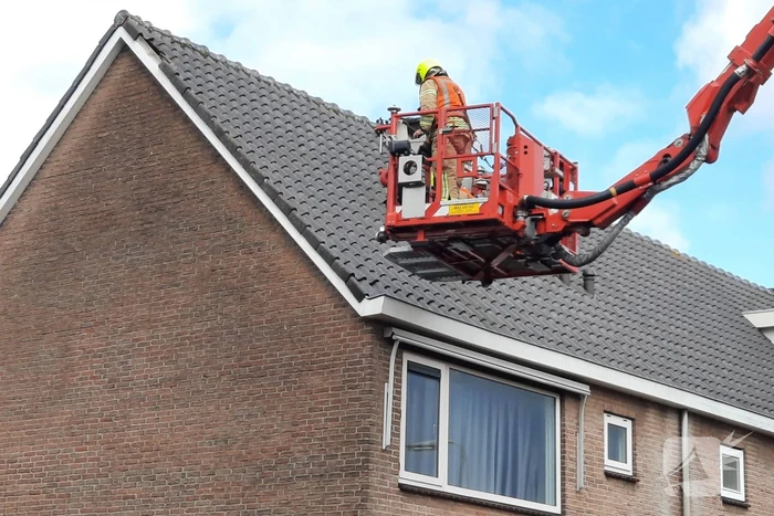 Losliggende dakpannen terug gezet door brandweer