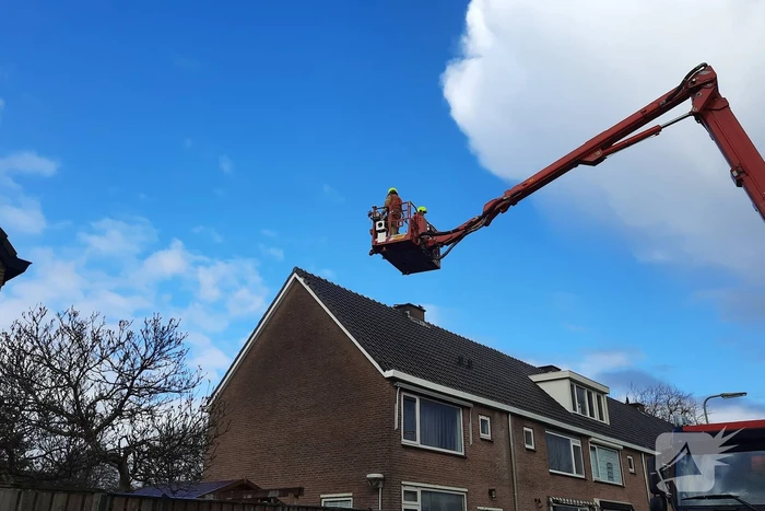 Losliggende dakpannen terug gezet door brandweer