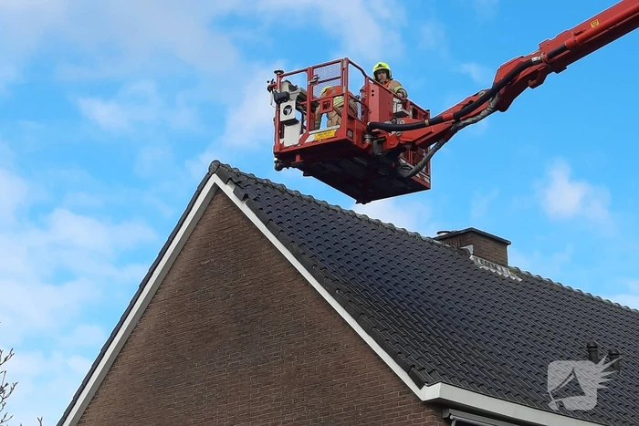 Losliggende dakpannen terug gezet door brandweer