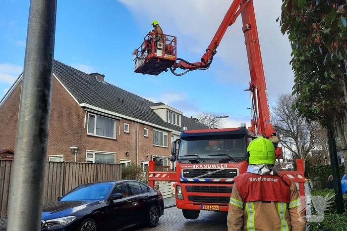 Losliggende dakpannen terug gezet door brandweer