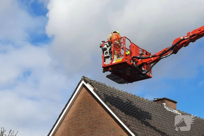 Losliggende dakpannen terug gezet door brandweer