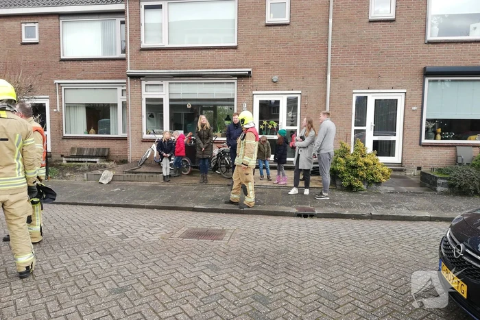 Losliggende dakpannen terug gezet door brandweer