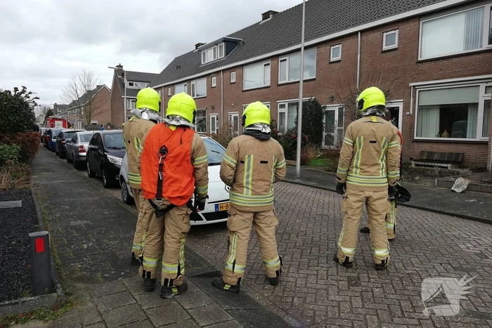Losliggende dakpannen terug gezet door brandweer