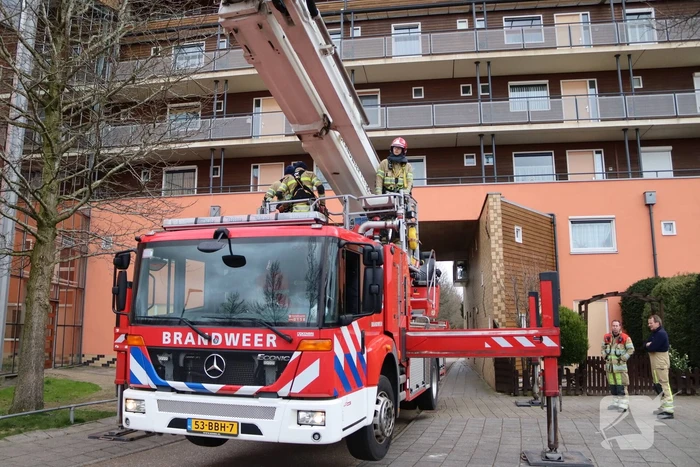 Loshangende regenpijp vastgezet door brandweer