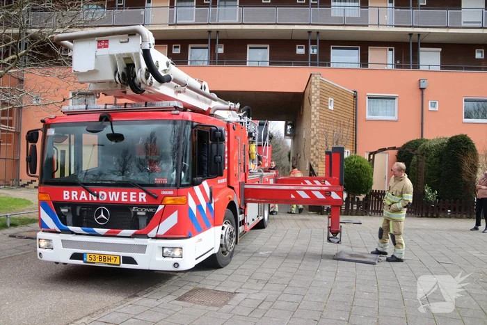 Loshangende regenpijp vastgezet door brandweer