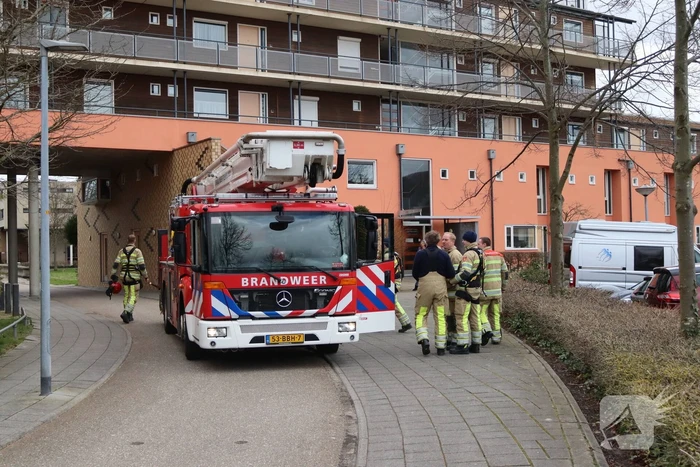 Loshangende regenpijp vastgezet door brandweer