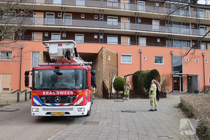 Loshangende regenpijp vastgezet door brandweer