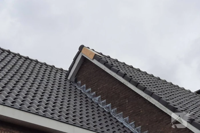 Brandweer verwijdert loszittende dakpannen
