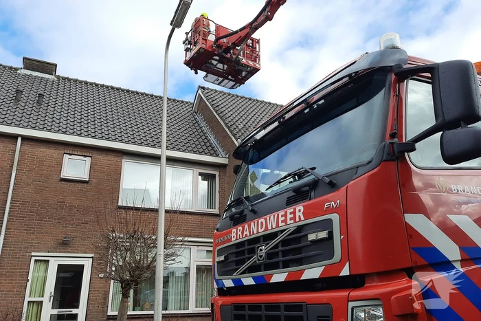 Brandweer verwijdert loszittende dakpannen