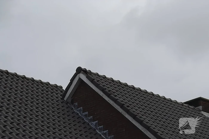 Brandweer verwijdert loszittende dakpannen