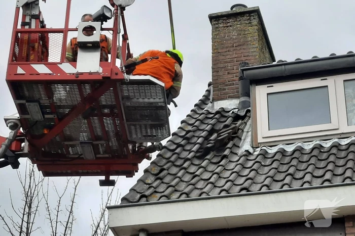 Brandweer ingezet voor losliggende dakpannen
