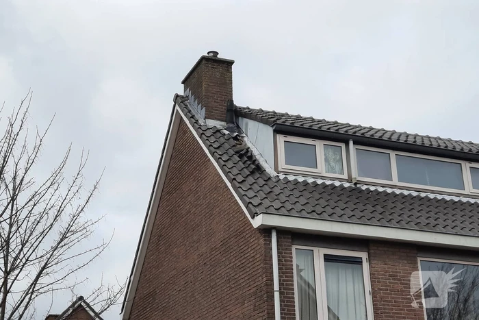 Brandweer ingezet voor losliggende dakpannen