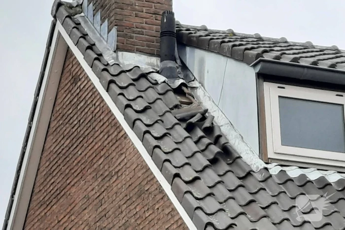 Brandweer ingezet voor losliggende dakpannen