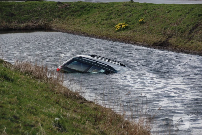 Auto belandt in sloot