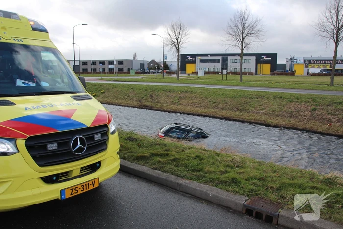 Auto belandt in sloot