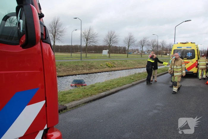 Auto belandt in sloot