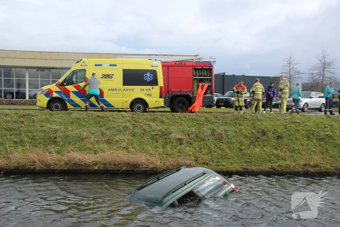 Auto belandt in sloot