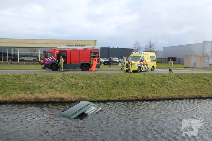 Auto belandt in sloot