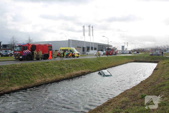 Auto belandt in sloot