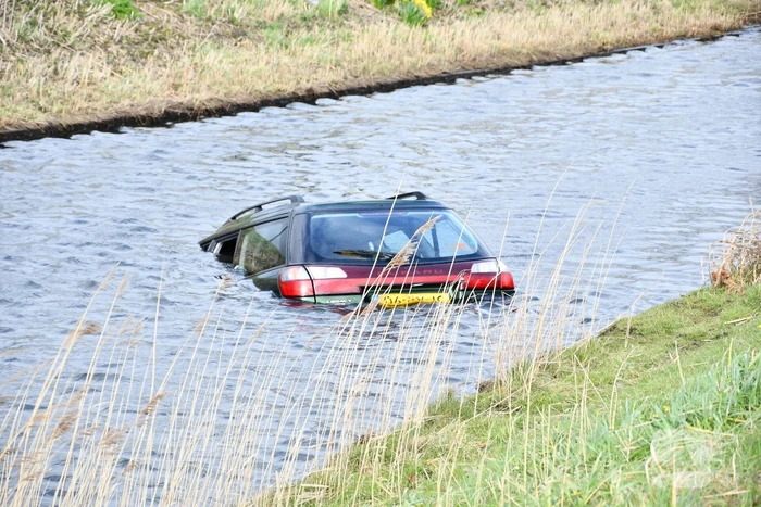 Auto belandt in sloot